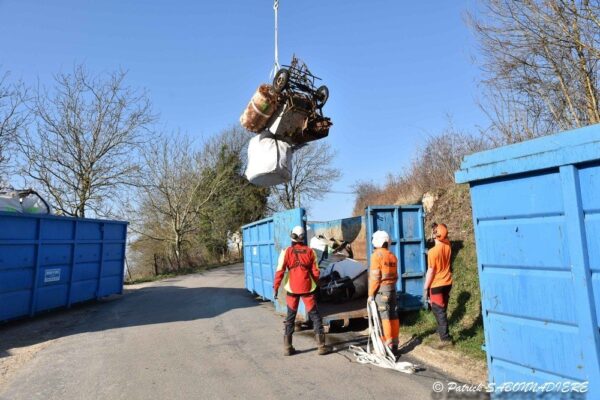 Nettoyage d'une décharge par hélitreuillage sur la Pernaz © Patrick Sabonnadière