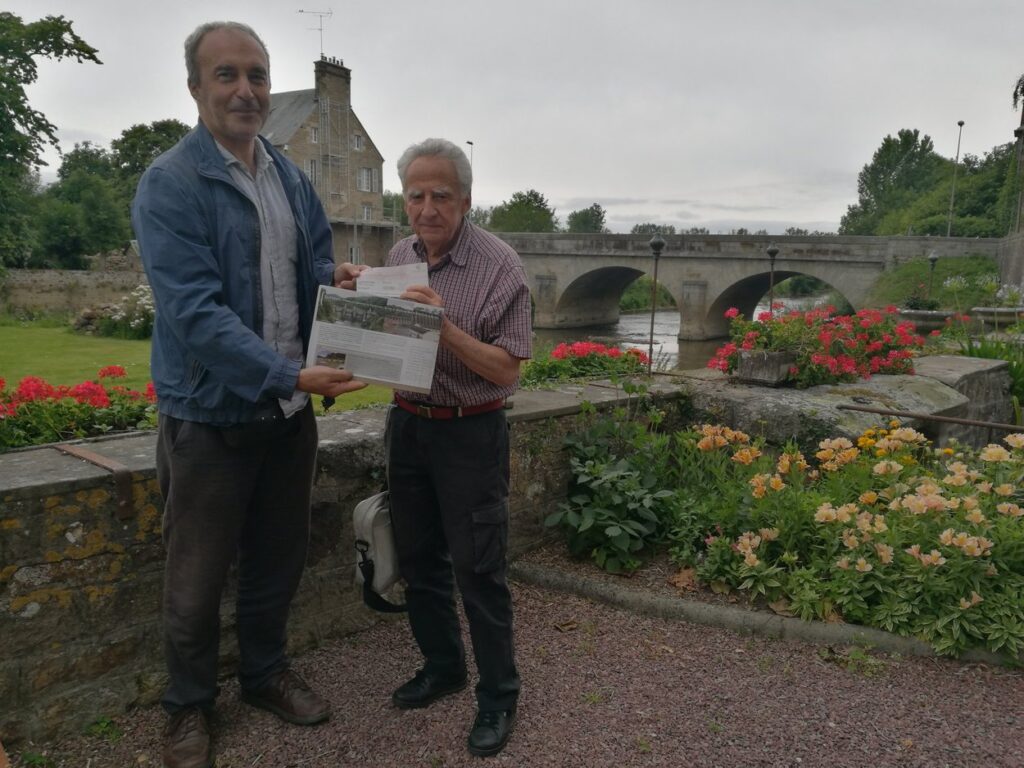 photo de Martin Arnould, Président du Fonds pour la Conservation des Rivières Sauvages et Jean Allardi, Président de l’AIDSA, au bord de la Sélune (50).