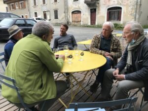 Photo d'un groupe autour d'un verre avec la fondation Lemarchand