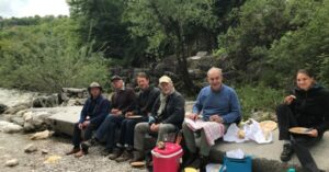 Photo d'un groupe lors d'un pic-nique avec la fondation Lemarchand