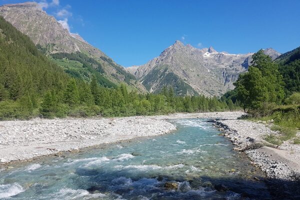 pgoto d'une montagne et d'une rivière