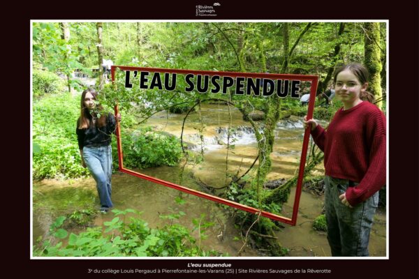 Photo d'un groupe d'élève tenant un cadre 
