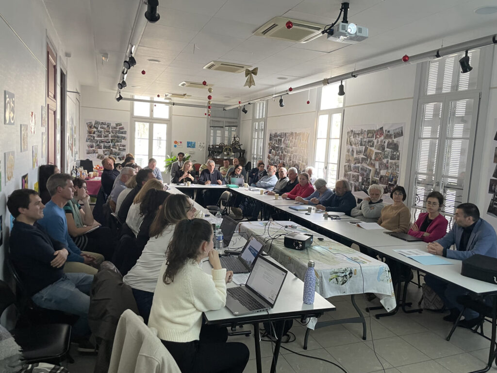 Photo d'un groupe lors du Comité de pilotage - par le SMIAGE