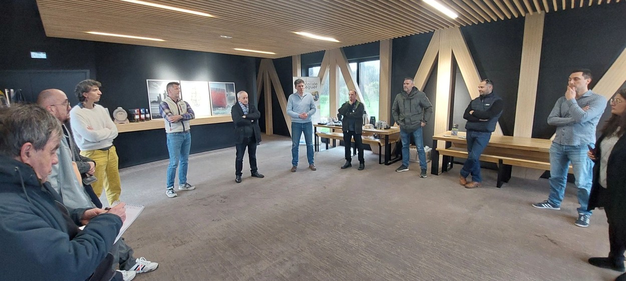 Photo d'un groupe formant une ronde - par Samuel Jouon