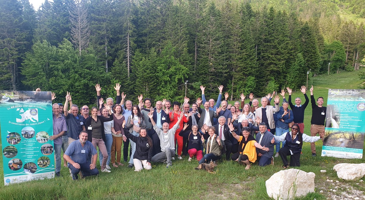 Photo d'un groupe de personnes près d'une rivière - par l'Association du Réseau Rivières Sauvages